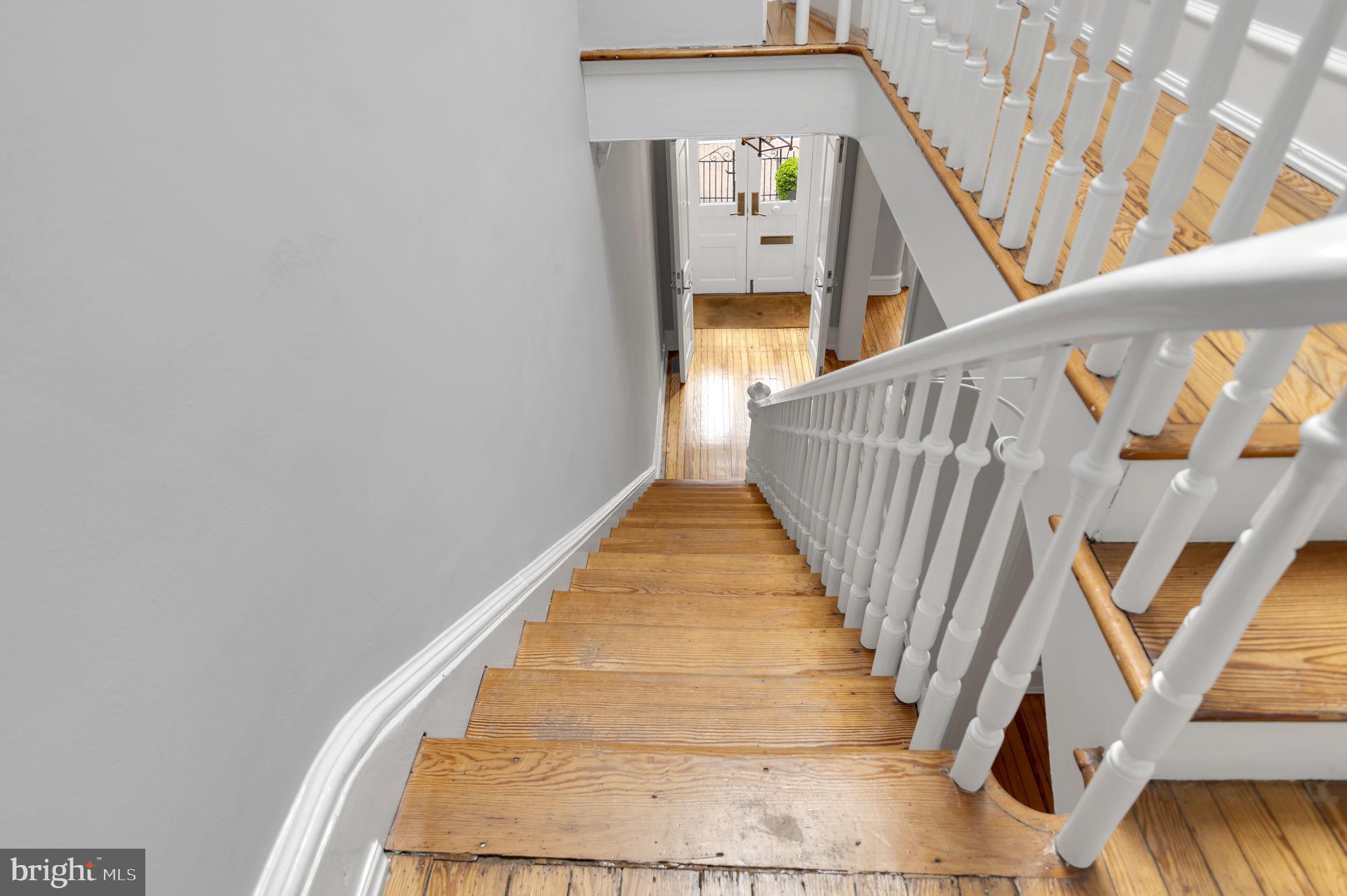 1102 E CAPITOL STREET NE