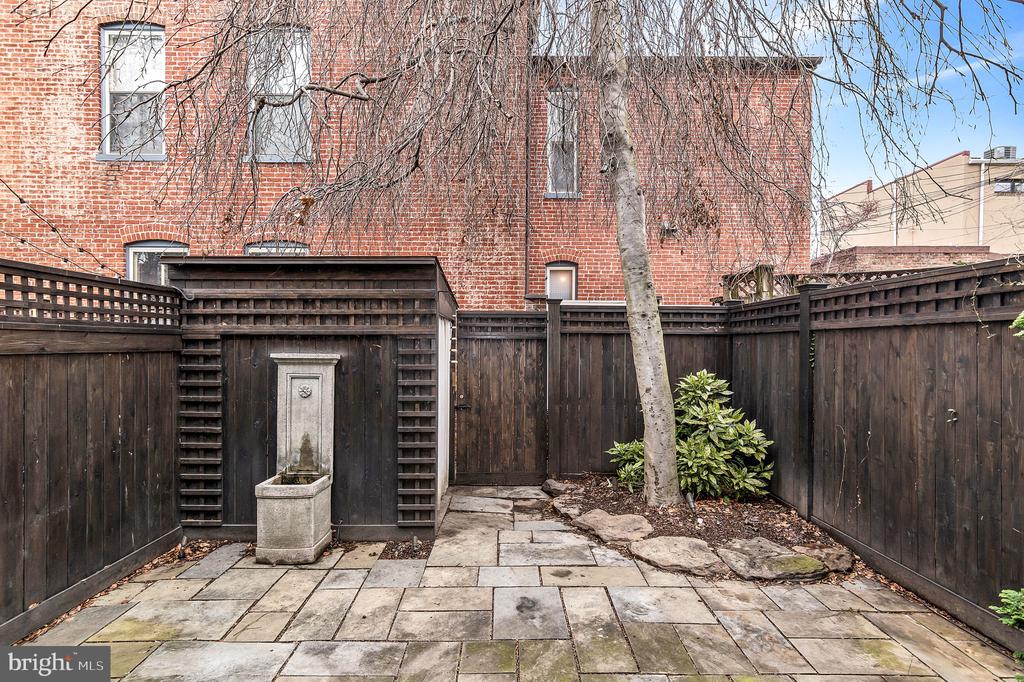 1102 E CAPITOL STREET NE