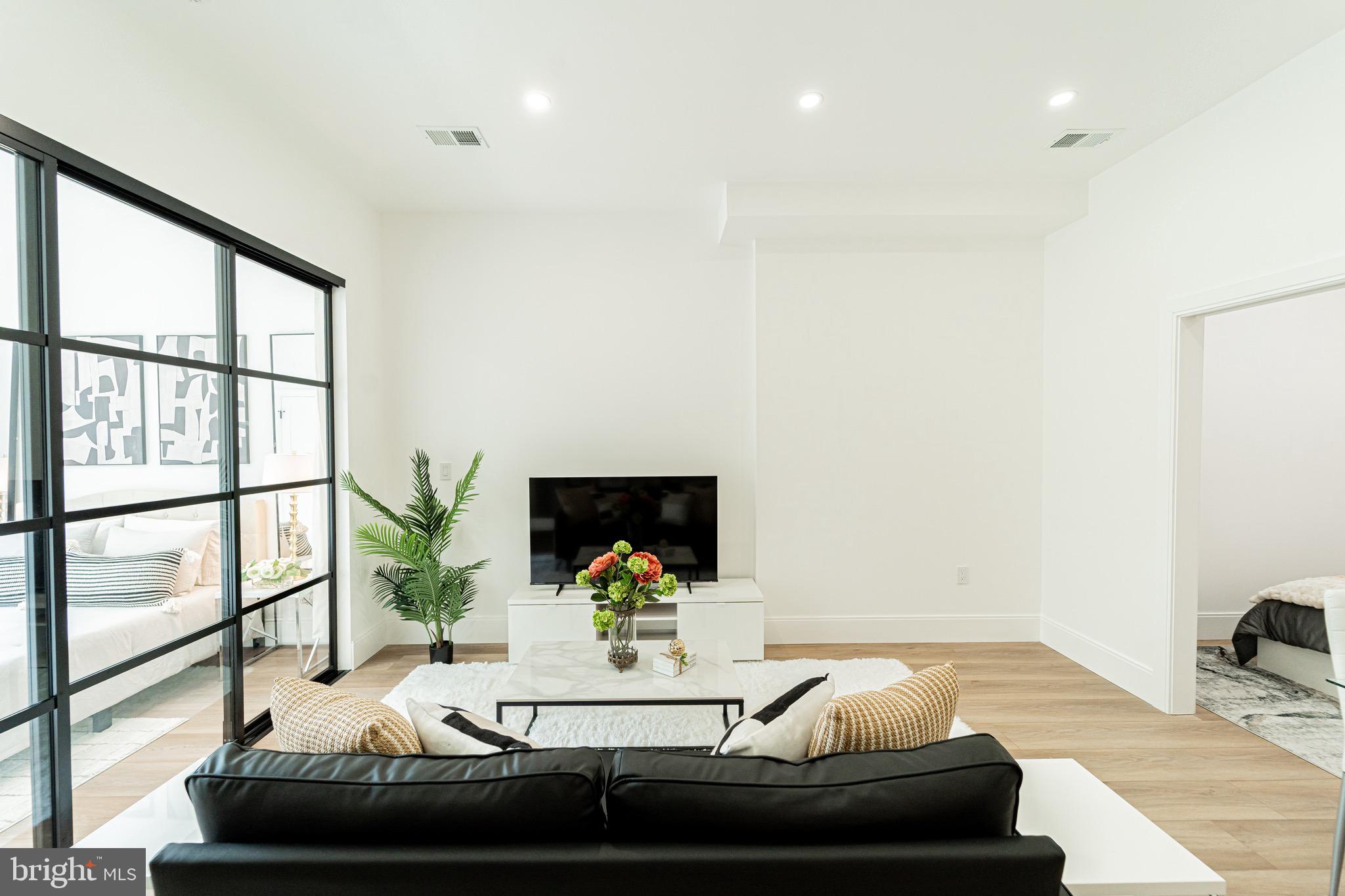 2517 ONTARIO ROAD NW 6