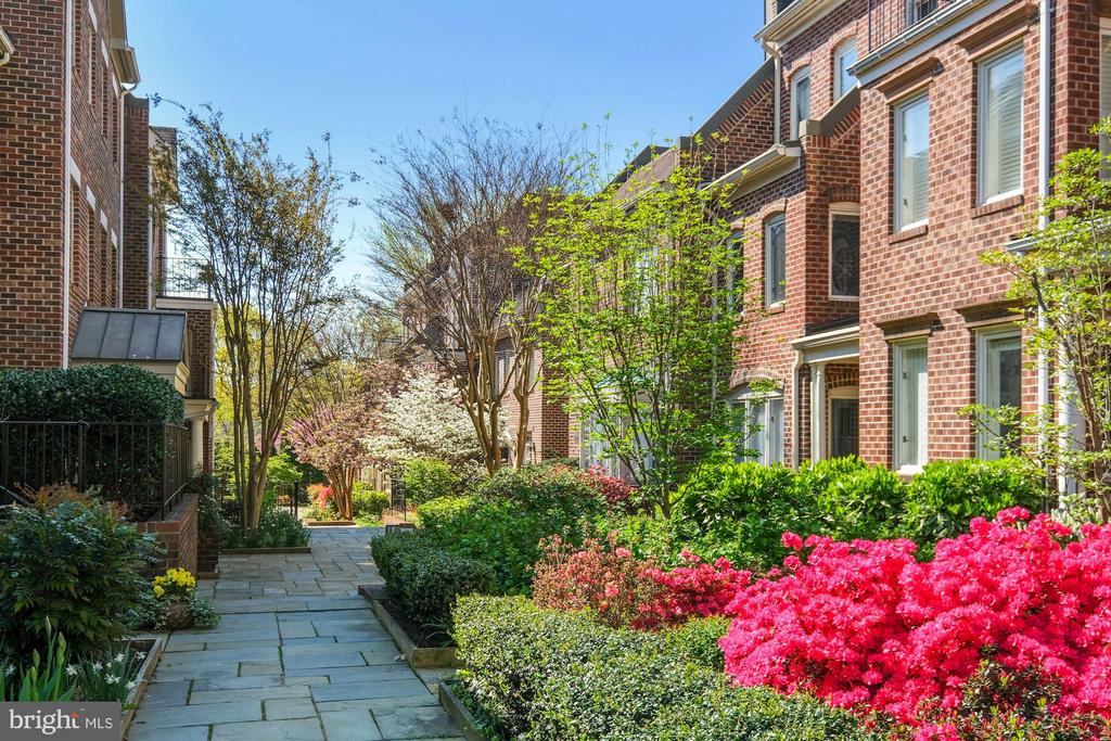 4046 CHANCERY COURT NW