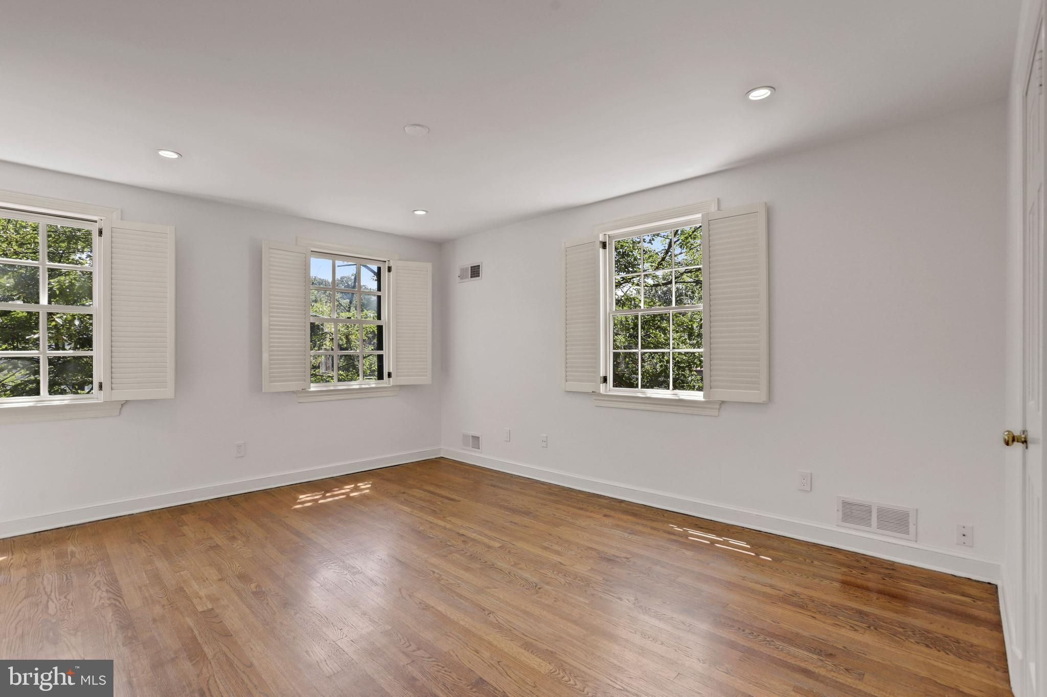 4925 WEAVER TERRACE NW