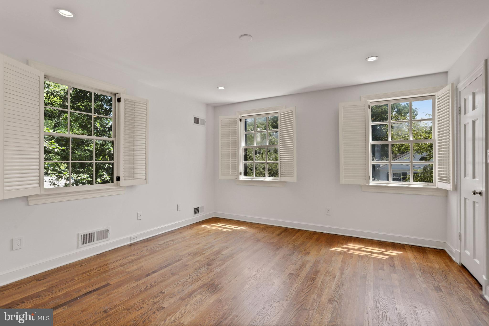 4925 WEAVER TERRACE NW