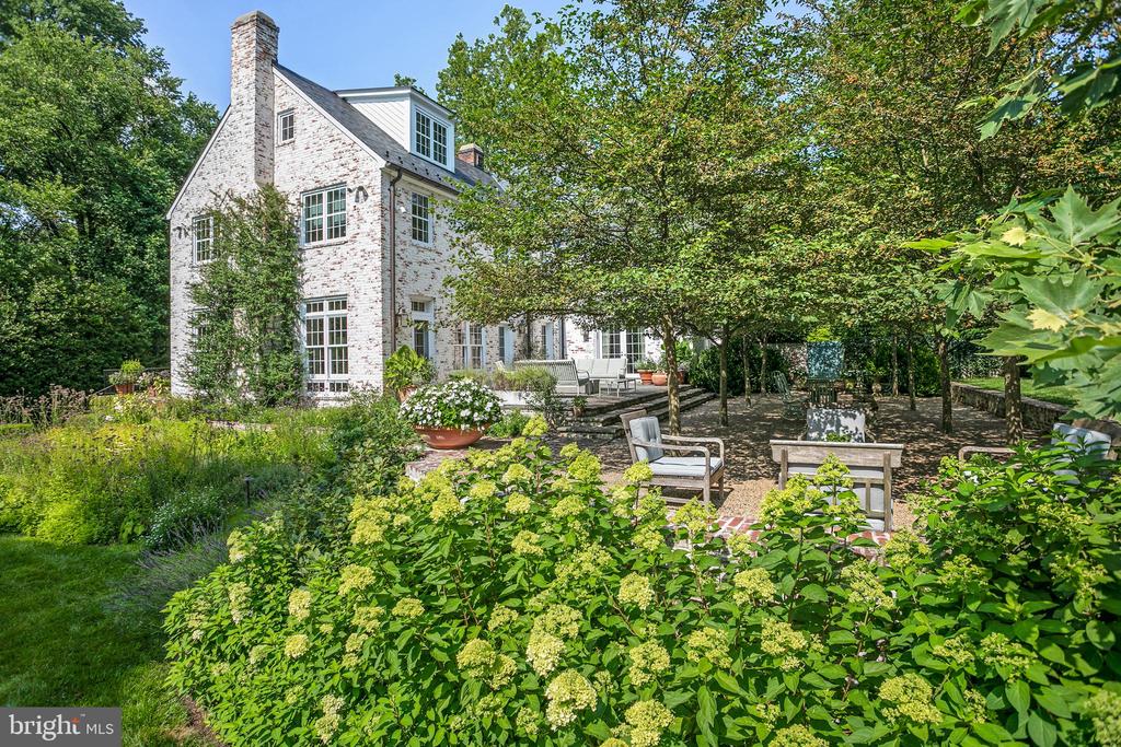 2824 CHAIN BRIDGE ROAD NW