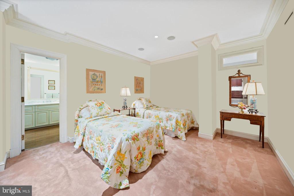 2700 CALVERT STREET NW 812/818