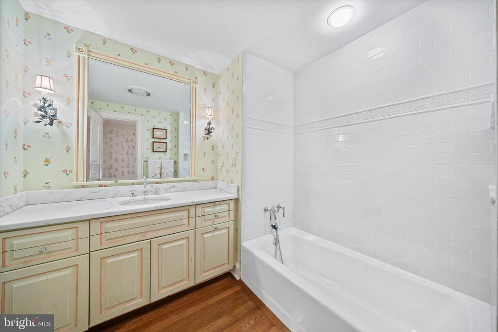 2700 CALVERT STREET NW 812/818