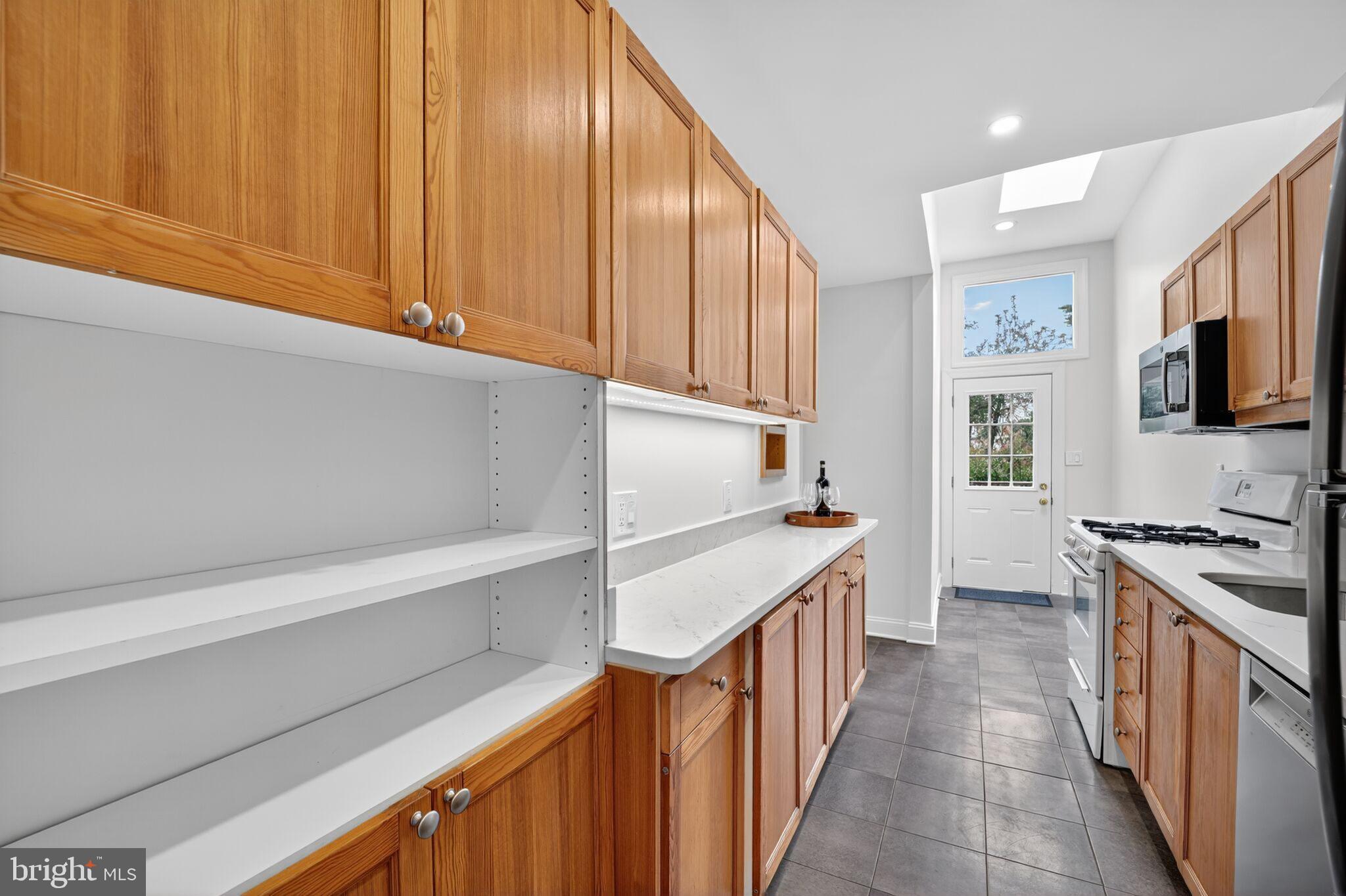 2933 NW ORDWAY STREET NW