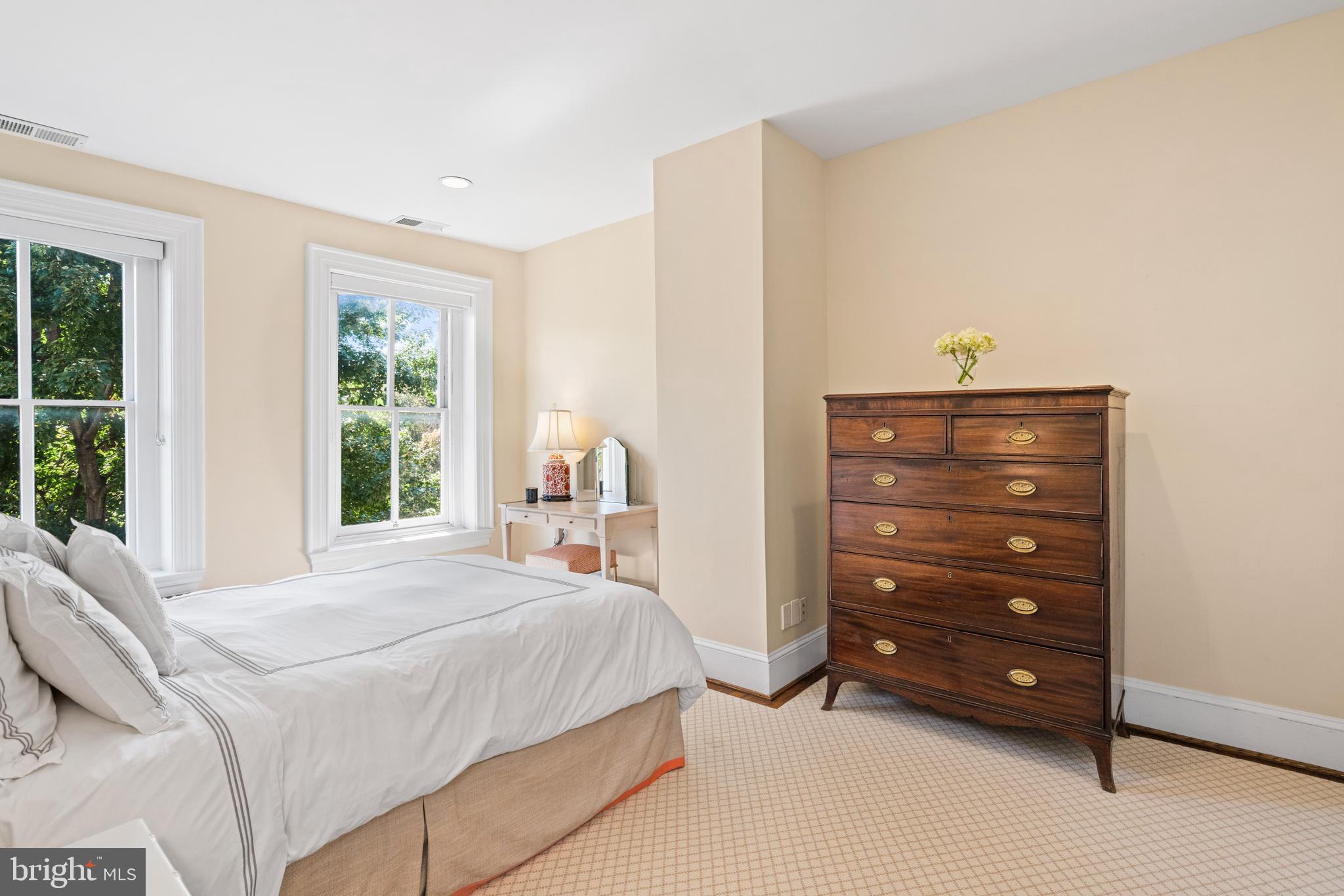 604 EAST CAPITOL STREET NE