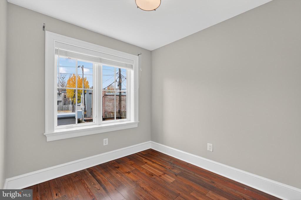 114 4TH STREET NE