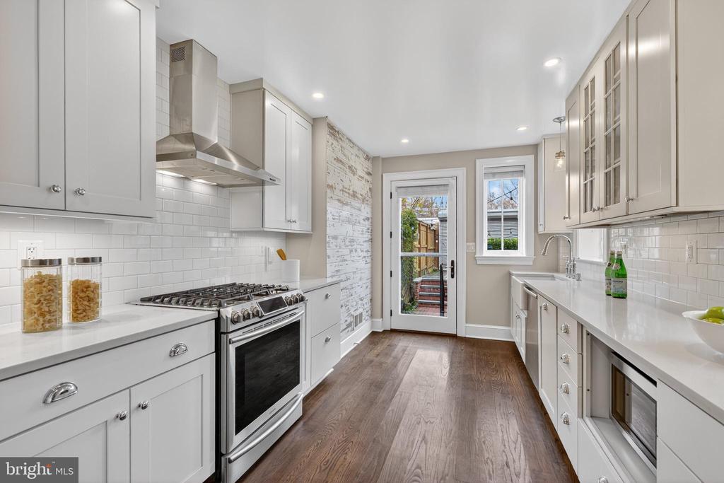 114 4TH STREET NE