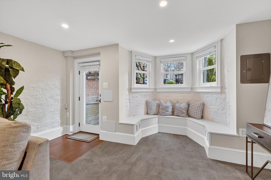 114 4TH STREET NE