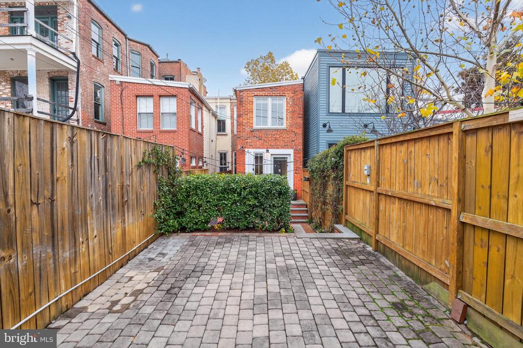 114 4TH STREET NE