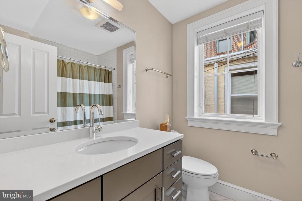 114 4TH STREET NE