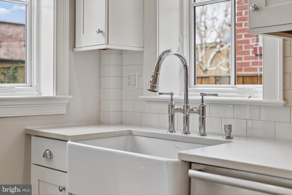 114 4TH STREET NE