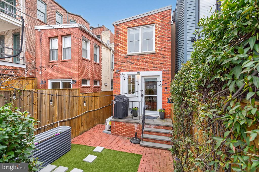 114 4TH STREET NE