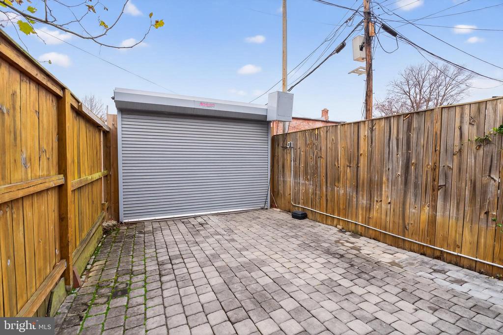 114 4TH STREET NE