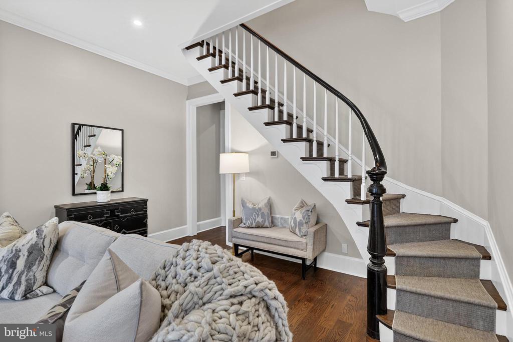 114 4TH STREET NE
