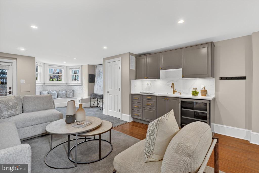 114 4TH STREET NE