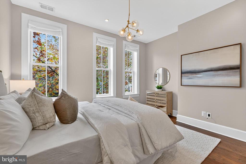 114 4TH STREET NE