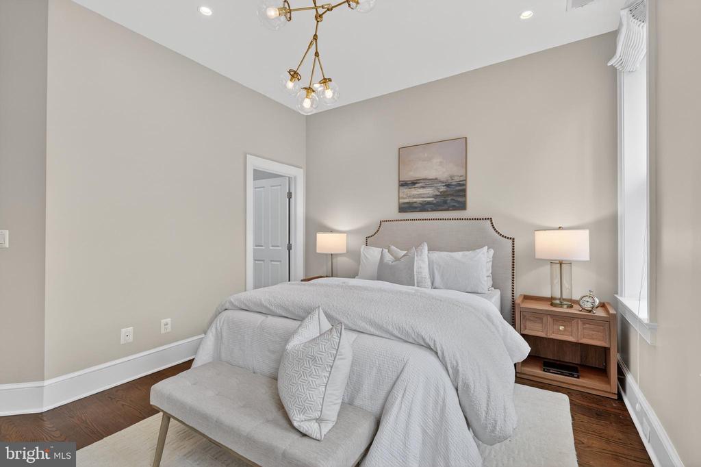 114 4TH STREET NE