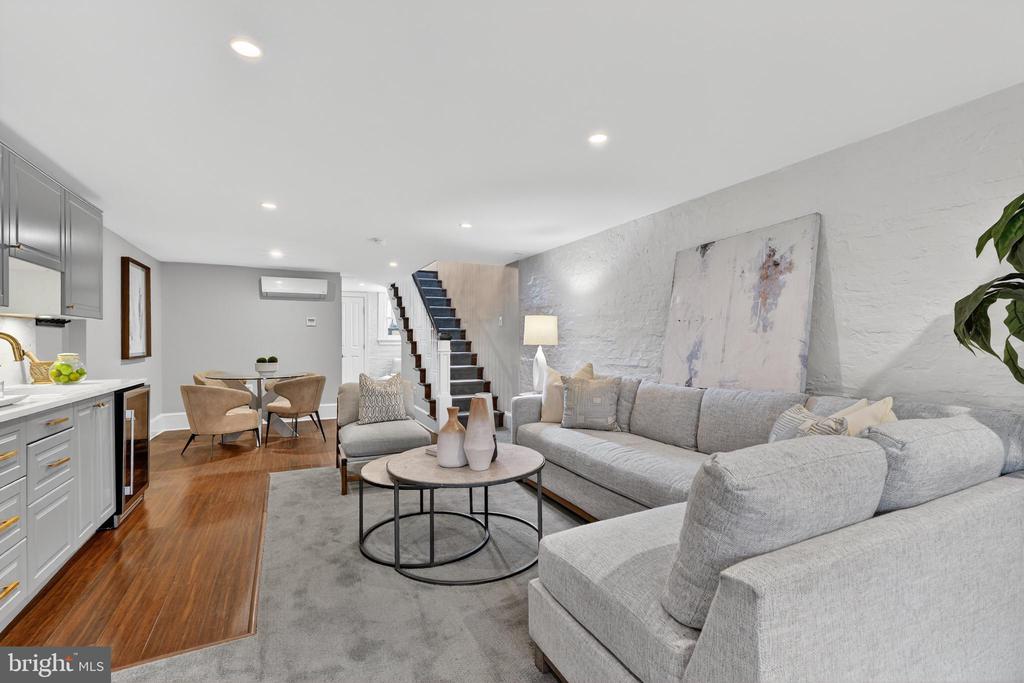 114 4TH STREET NE