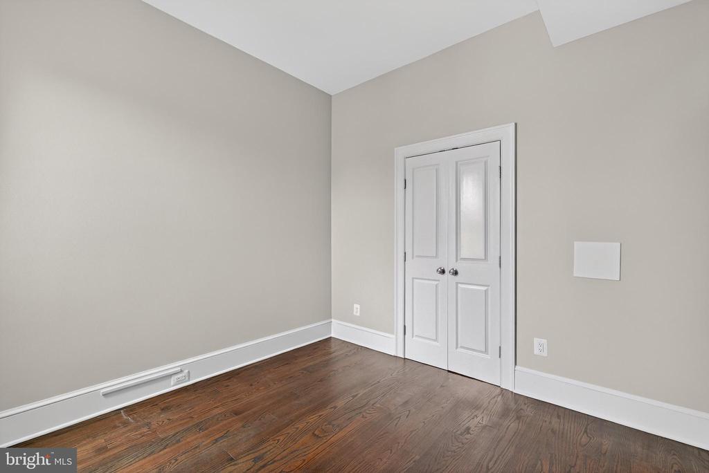 114 4TH STREET NE