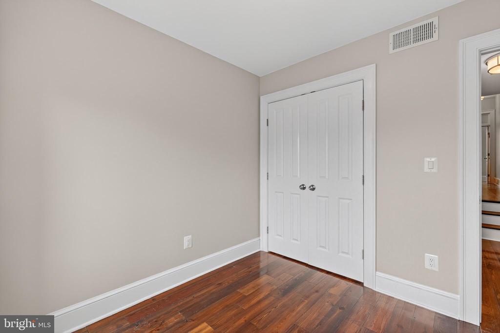 114 4TH STREET NE