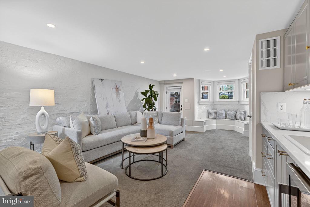 114 4TH STREET NE