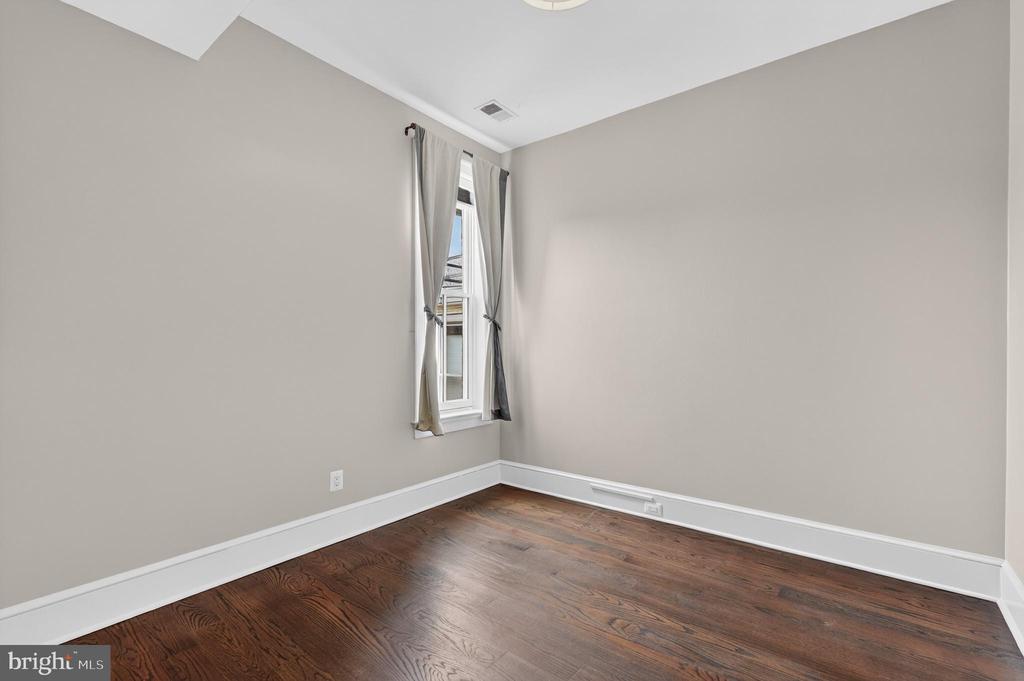 114 4TH STREET NE