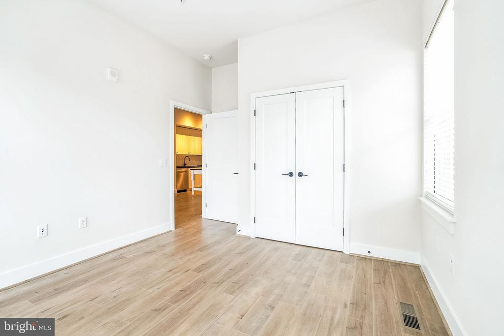 1339 E STREET SE 009