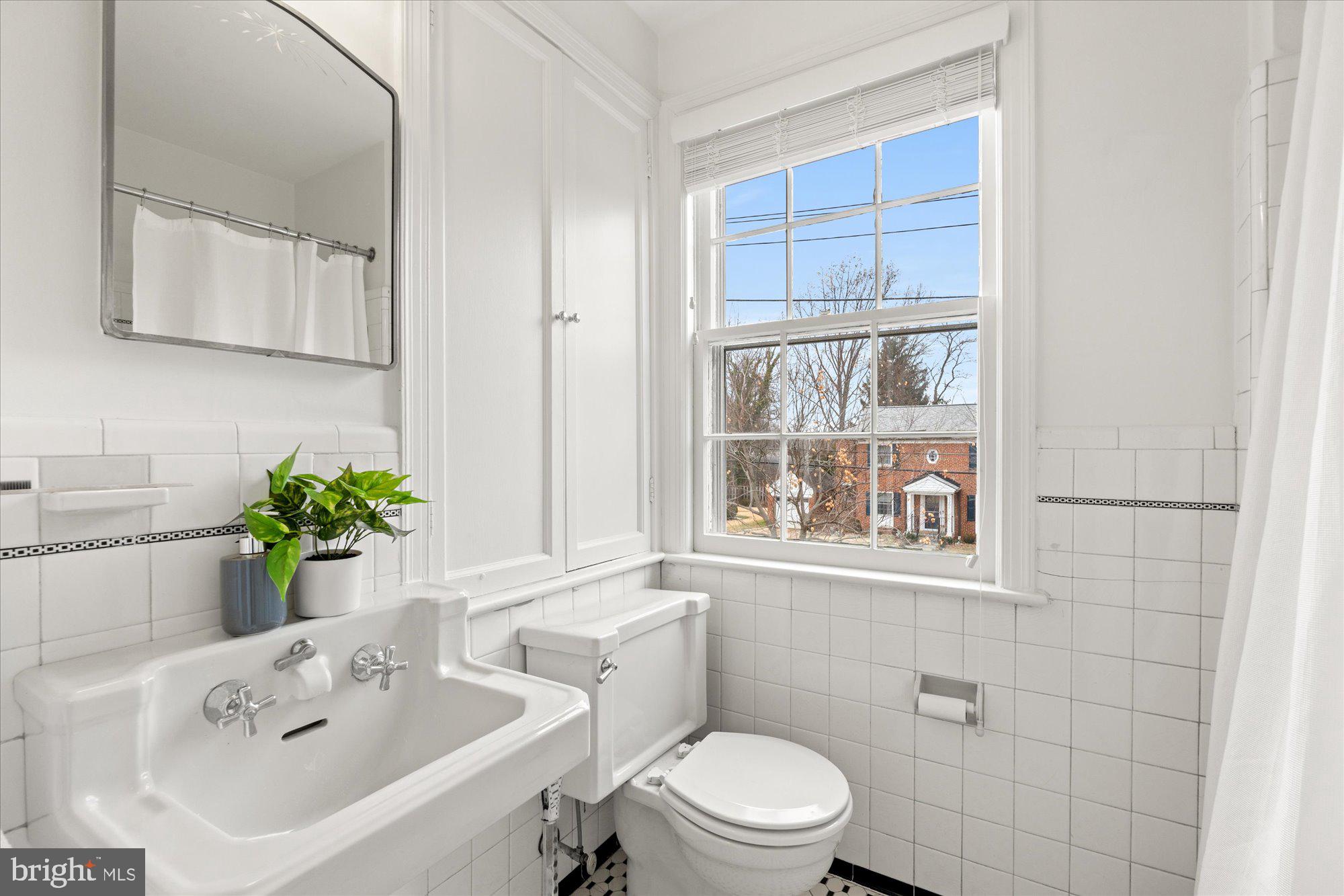 3268 CHESTNUT STREET NW