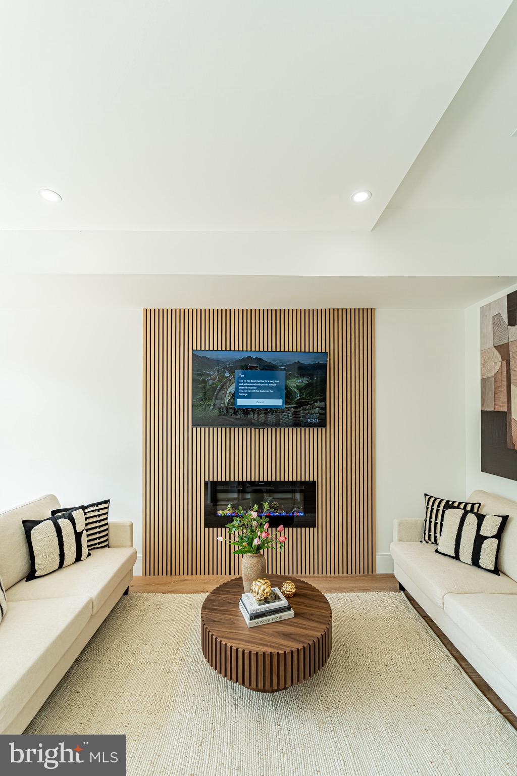 2517 ONTARIO ROAD NW PH8