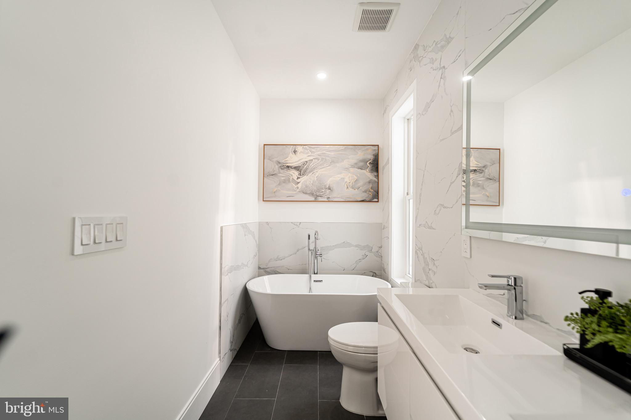 2517 ONTARIO ROAD NW PH8