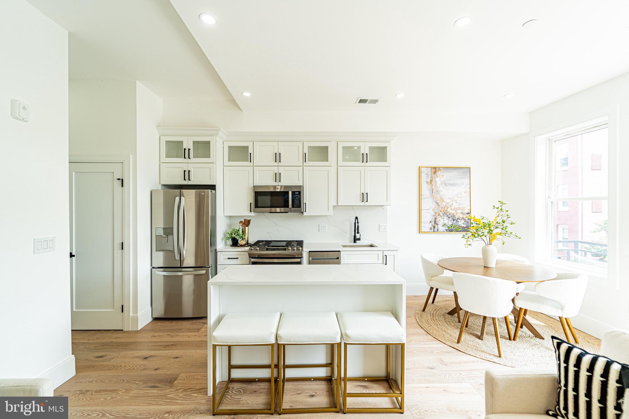 2517 ONTARIO ROAD NW PH8