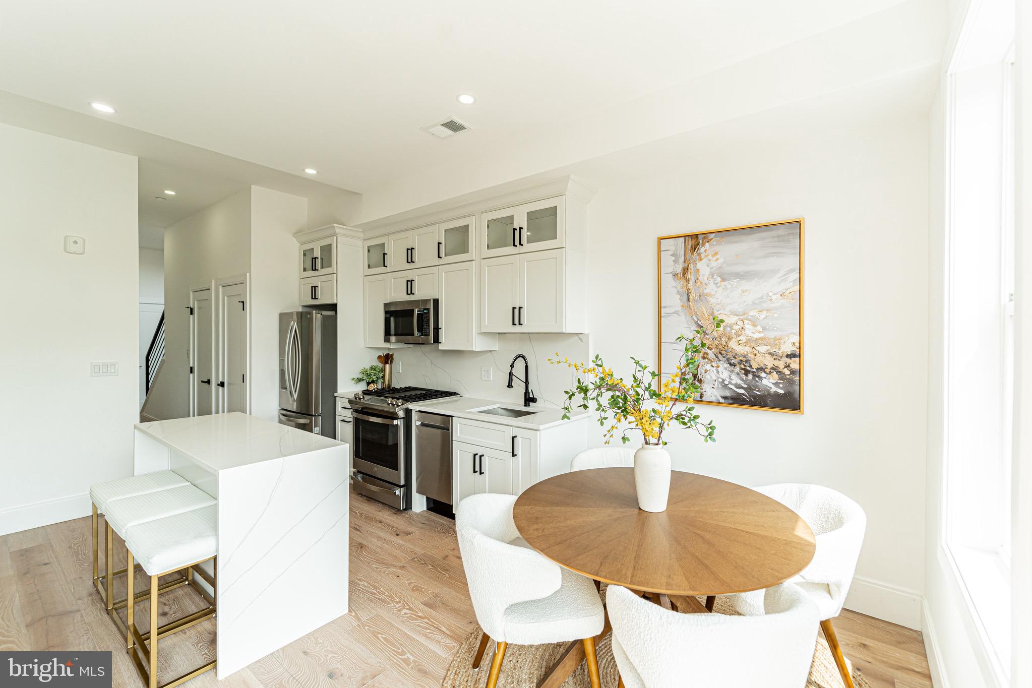 2517 ONTARIO ROAD NW PH8