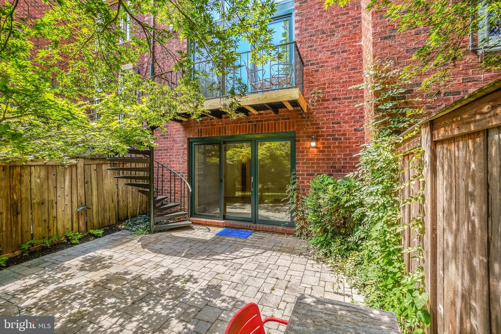 3927 GEORGETOWN COURT NW