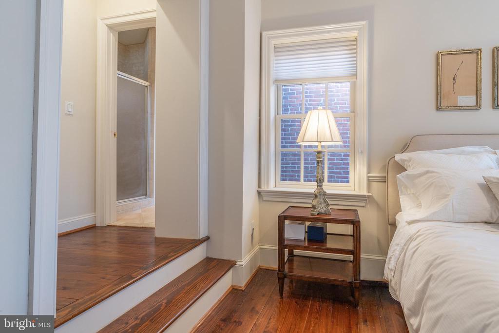 115 7TH STREET NE
