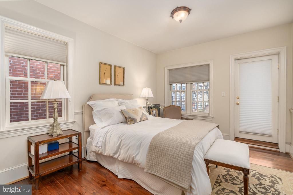 115 7TH STREET NE