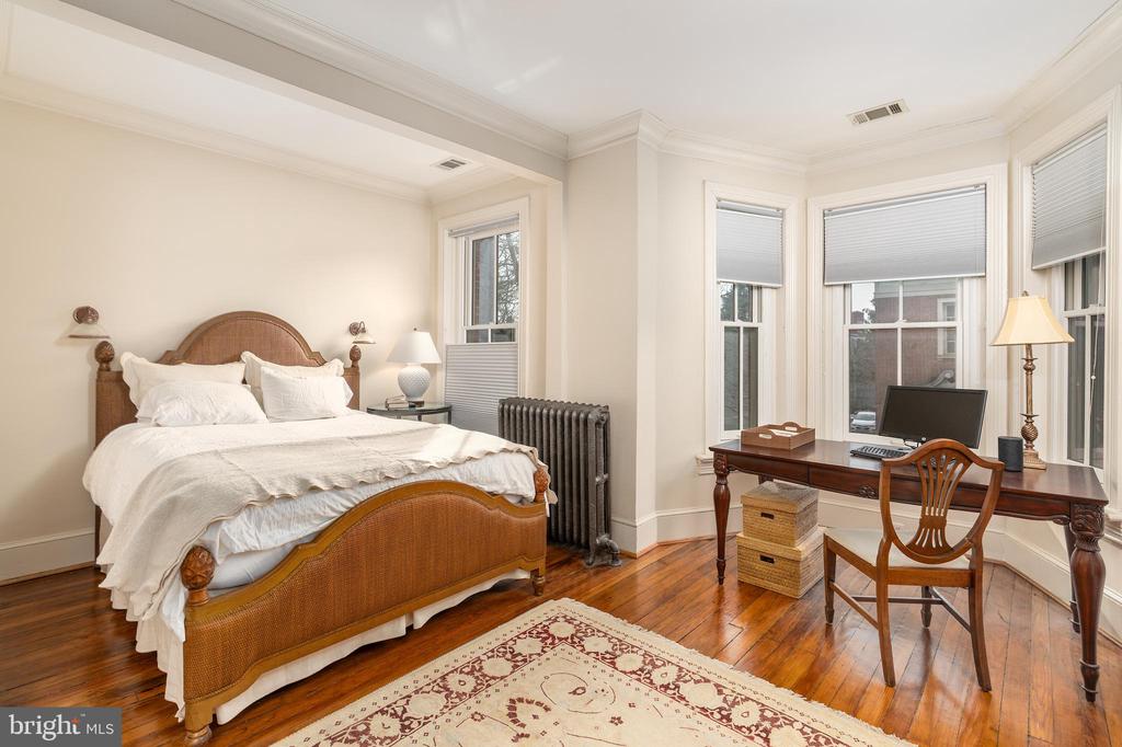 115 7TH STREET NE