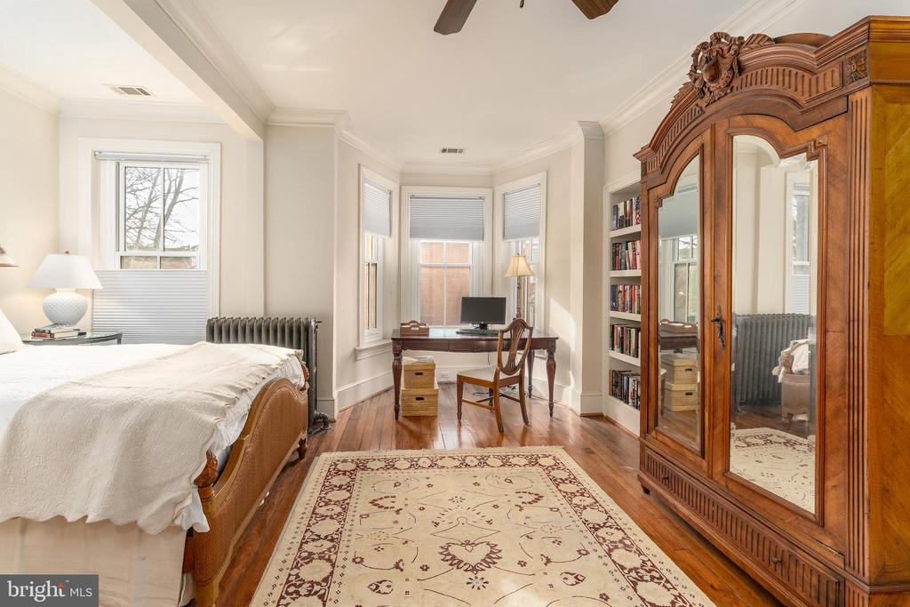 115 7TH STREET NE