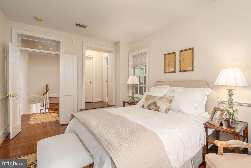 115 7TH STREET NE