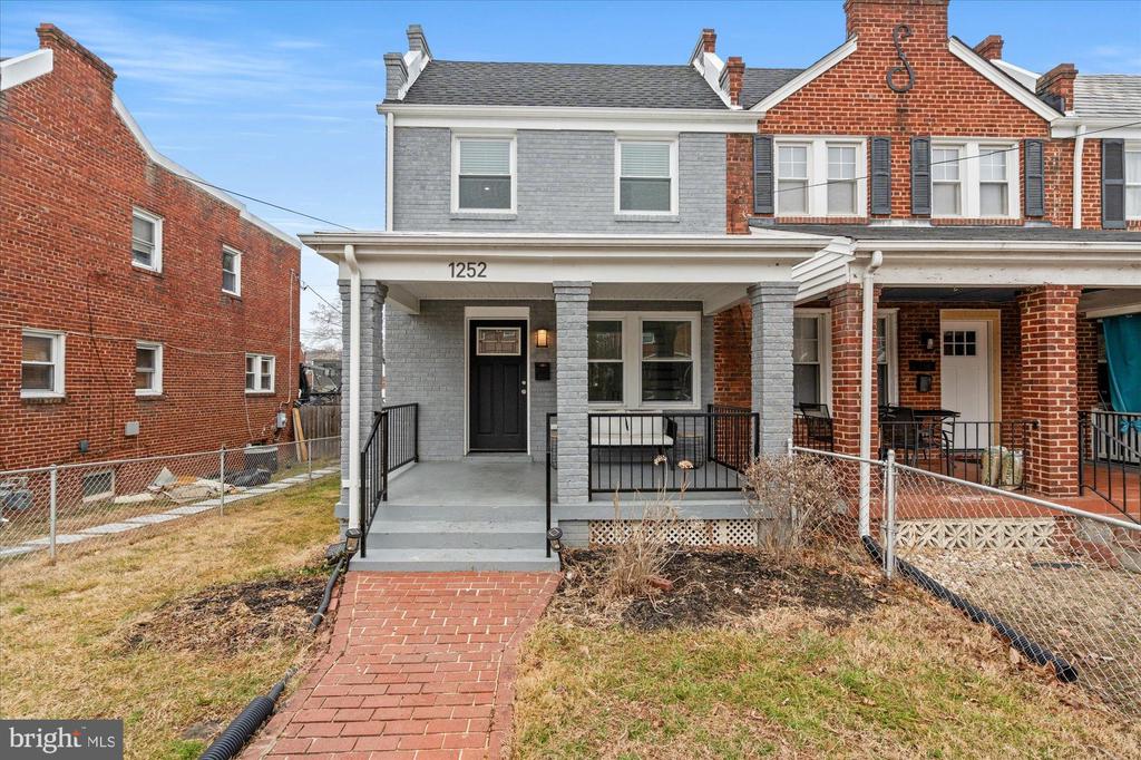 1252 DELAFIELD PLACE NE