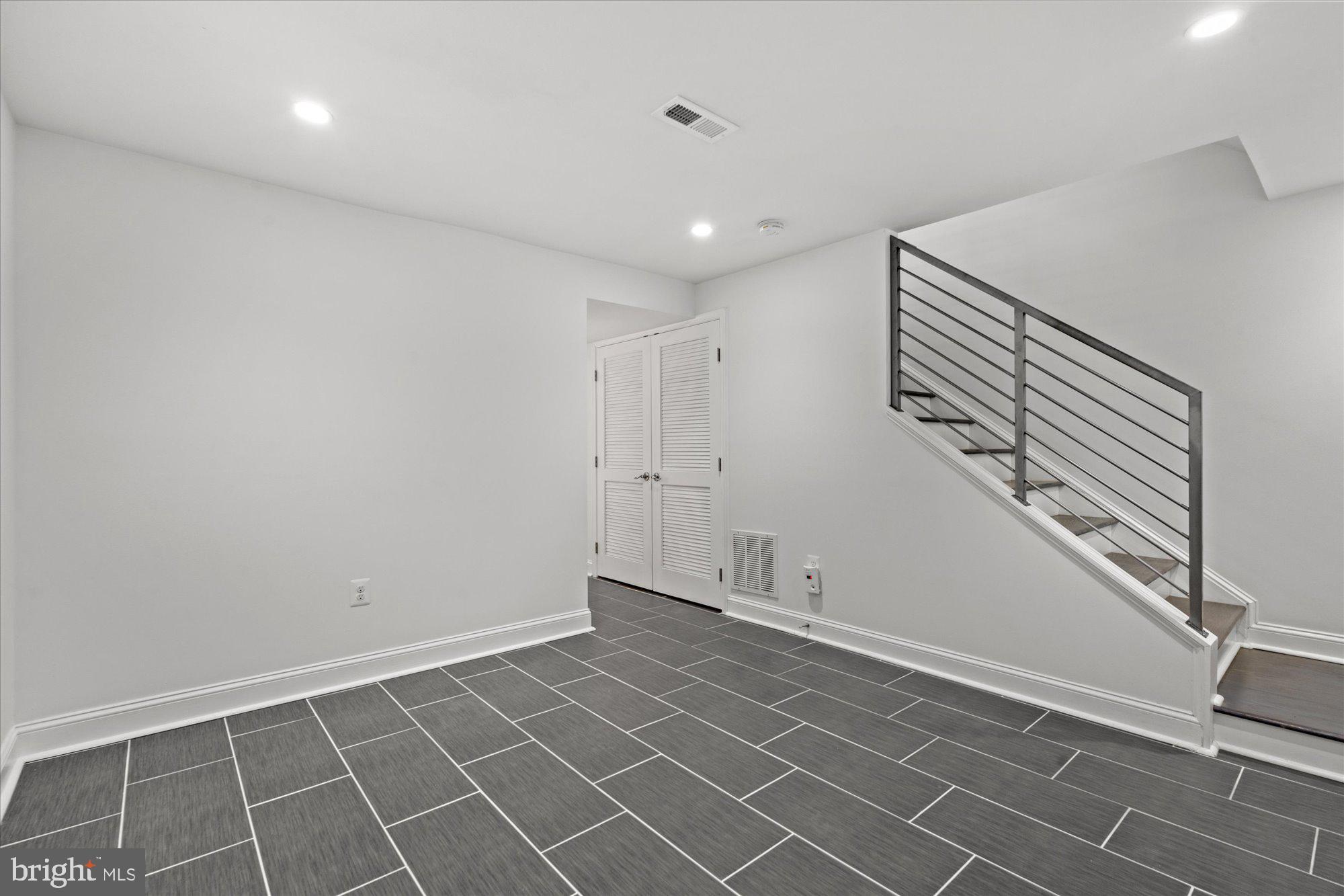 1252 DELAFIELD PLACE NE