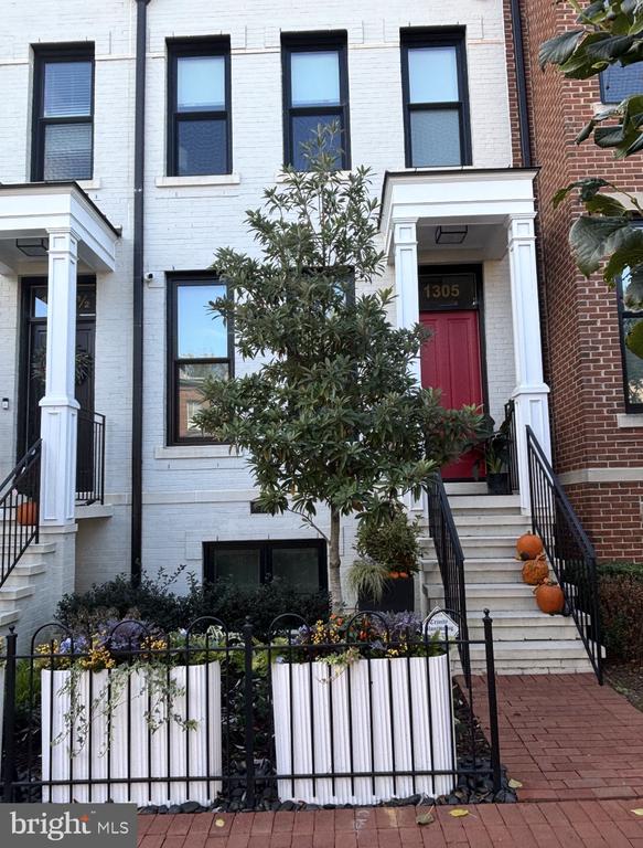 1305 D STREET SE