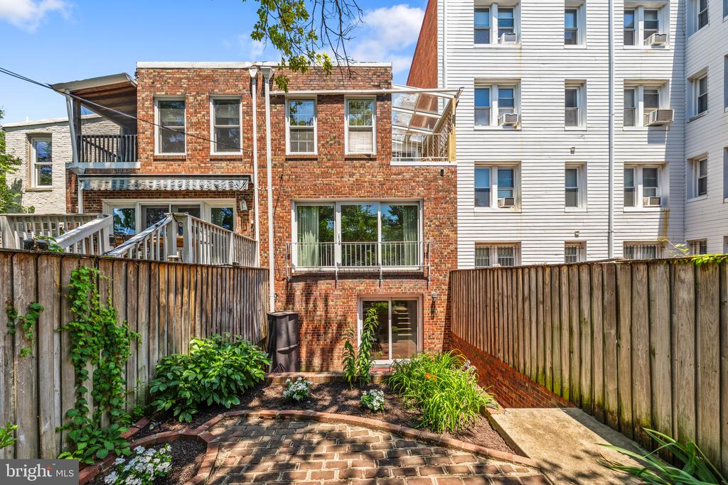 413 D STREET SE