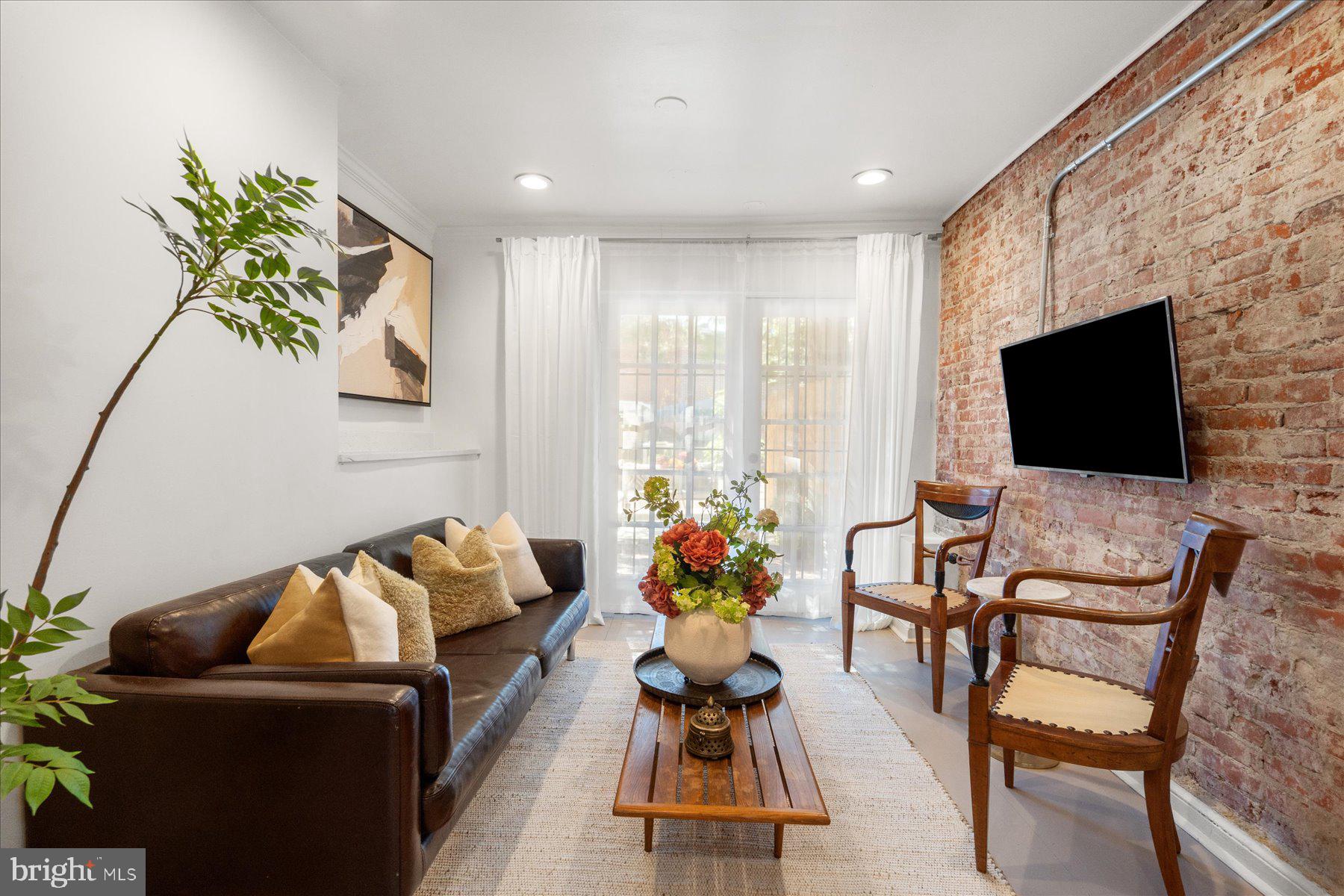 1062 | 1064 THOMAS JEFFERSON STREET NW