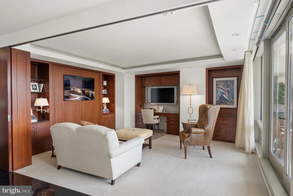 801 PENNSYLVANIA AVENUE NW Unit: 1218