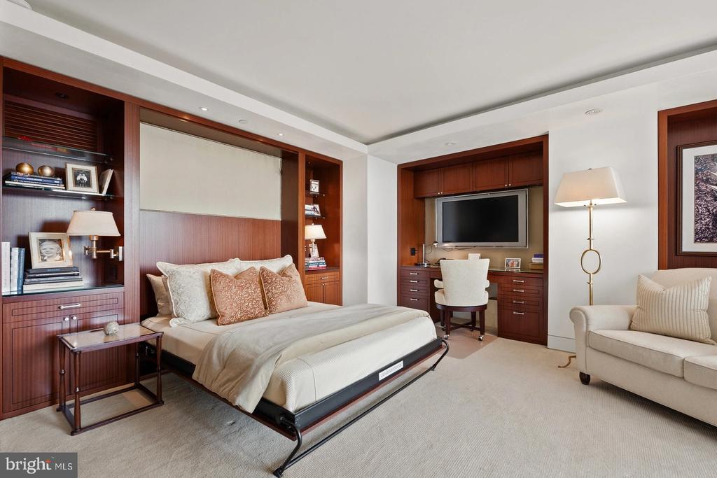 801 PENNSYLVANIA AVENUE NW Unit: 1218