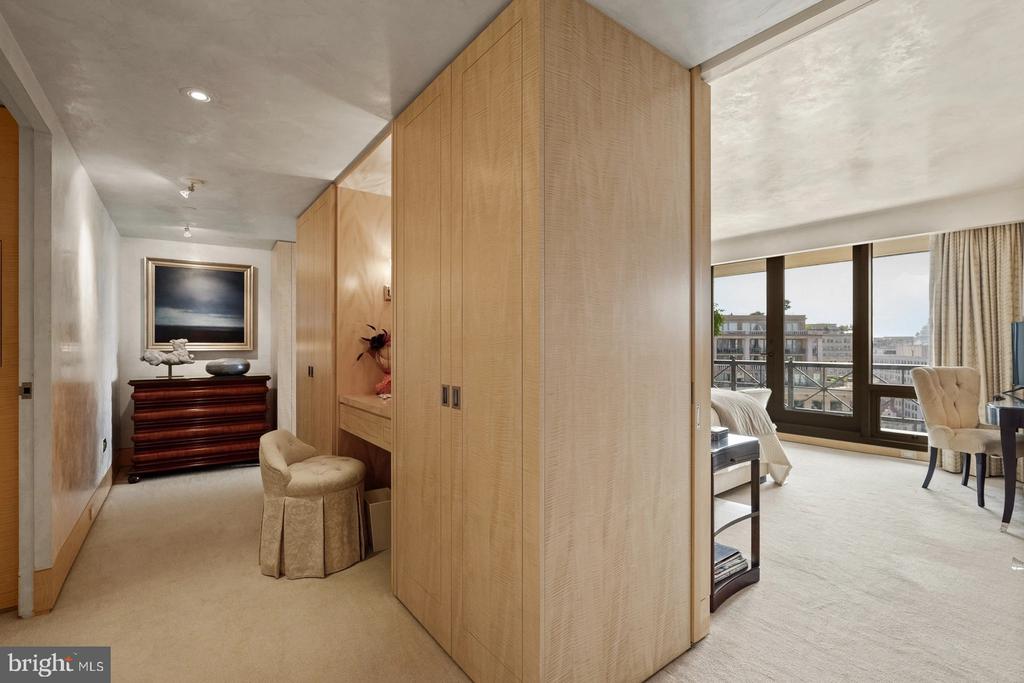 801 PENNSYLVANIA AVENUE NW Unit: 1218