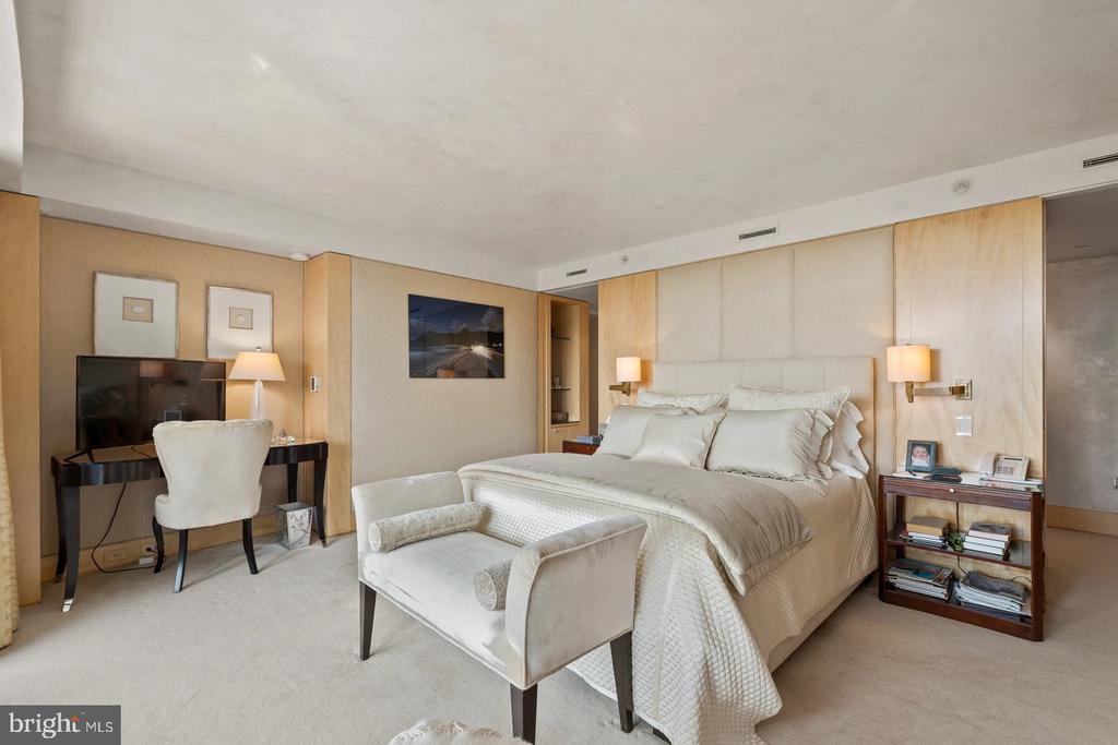 801 PENNSYLVANIA AVENUE NW Unit: 1218