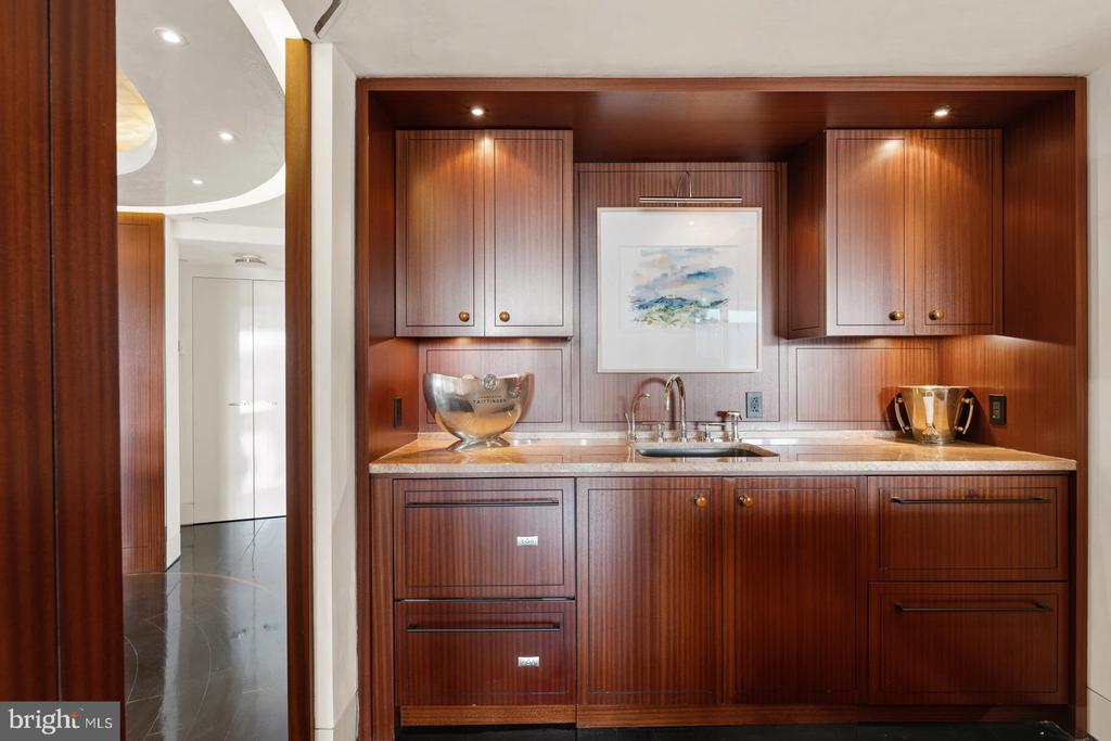 801 PENNSYLVANIA AVENUE NW Unit: 1218